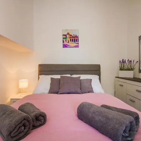 Villa Tranquil Getaway With Pool And Garden