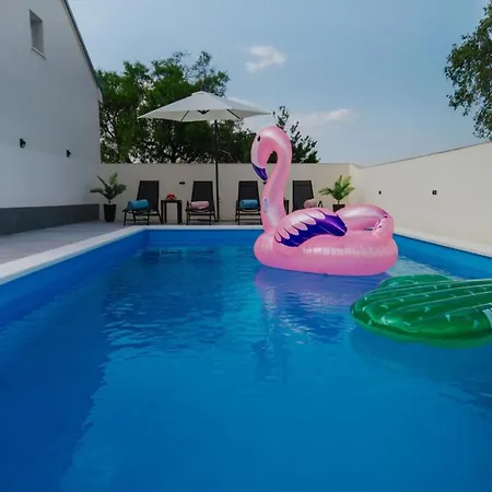 Villa Tranquil Getaway With Pool And Garden