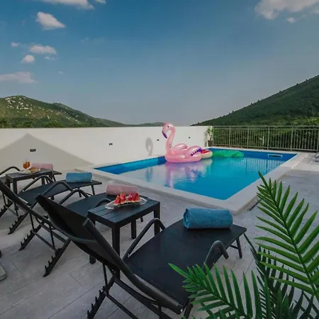 Tranquil Getaway With Pool And Garden Villa