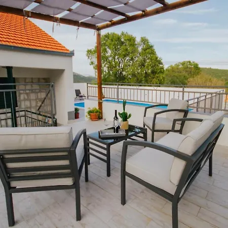Villa Tranquil Getaway With Pool And Garden Prapatnica
