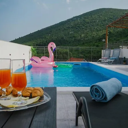 Villa Tranquil Getaway With Pool And Garden *