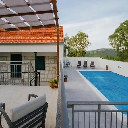 Tranquil Getaway With Pool And Garden Villa